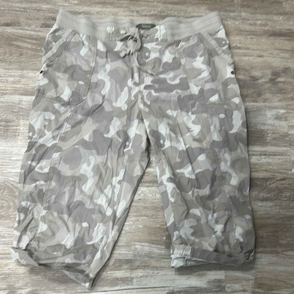 Naturals Reflections  Gray and White Cargo Shorts Camouflage Capris 18W